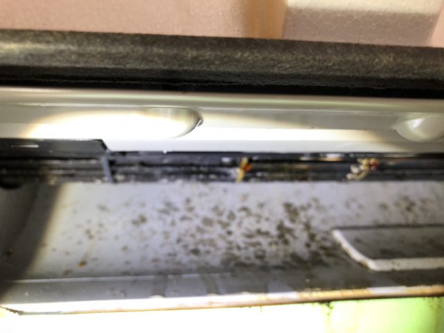 ダイキン製エアコン（AN40PRP-W）の洗浄｜天井との隙間が狭い設置条件