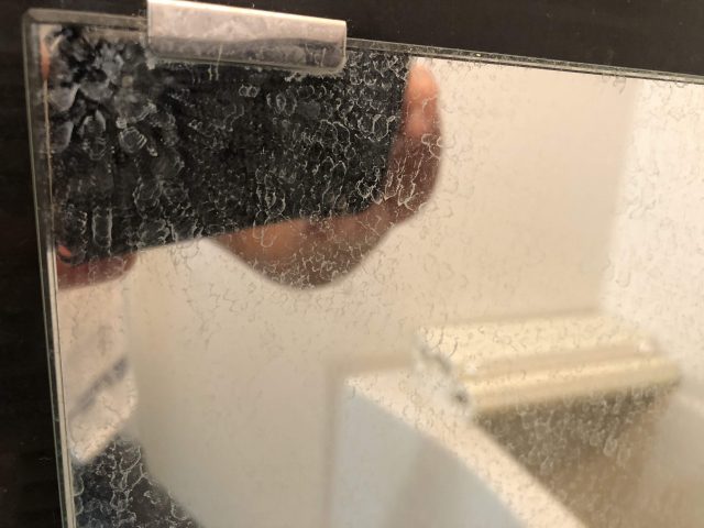 水アカの付いた浴室の鏡