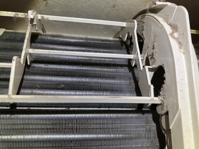 エアコン F36NTFXS　熱交換器の右側